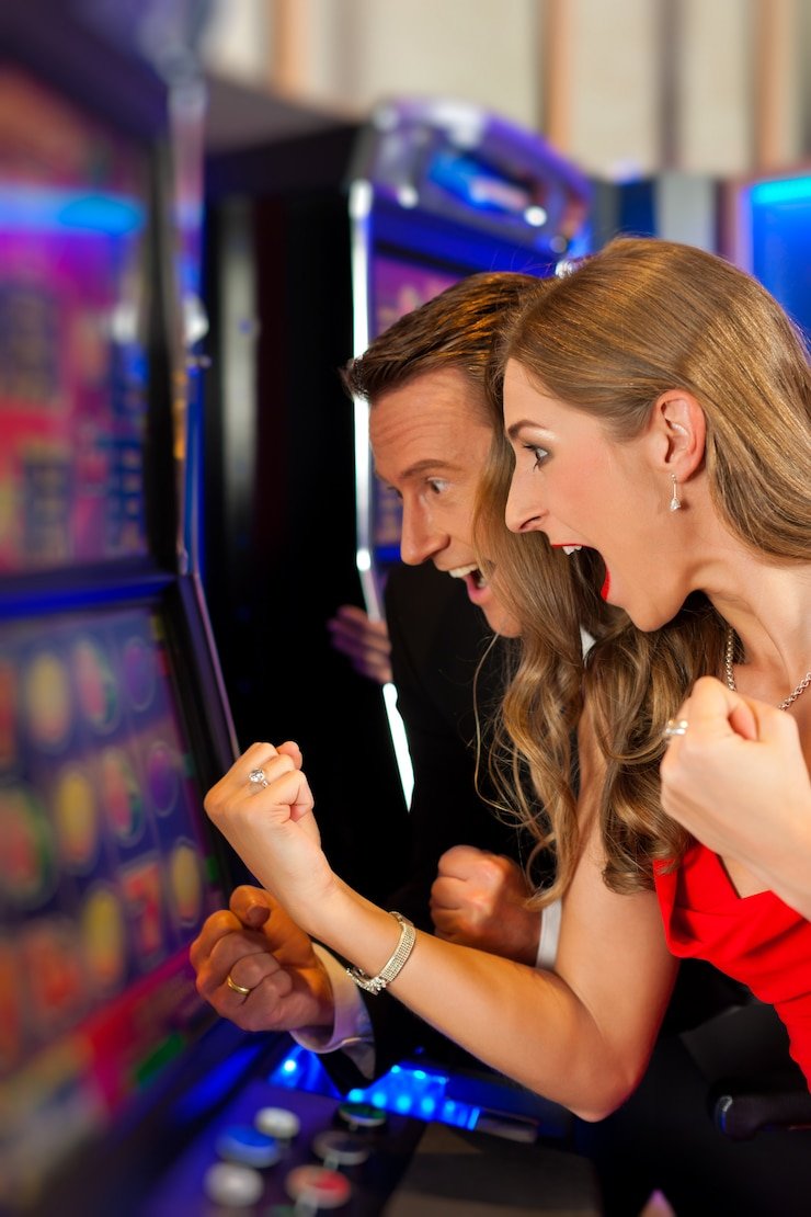 Live Casino Profesional Live casino dengan dealer profesional menggunakan multi-kamera HD